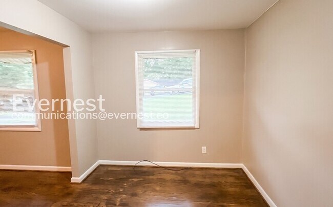 Building Photo - 3 Bed/2 Bath home with Garage / Pet-Friendly / Vouchers Accepted / Available Now!