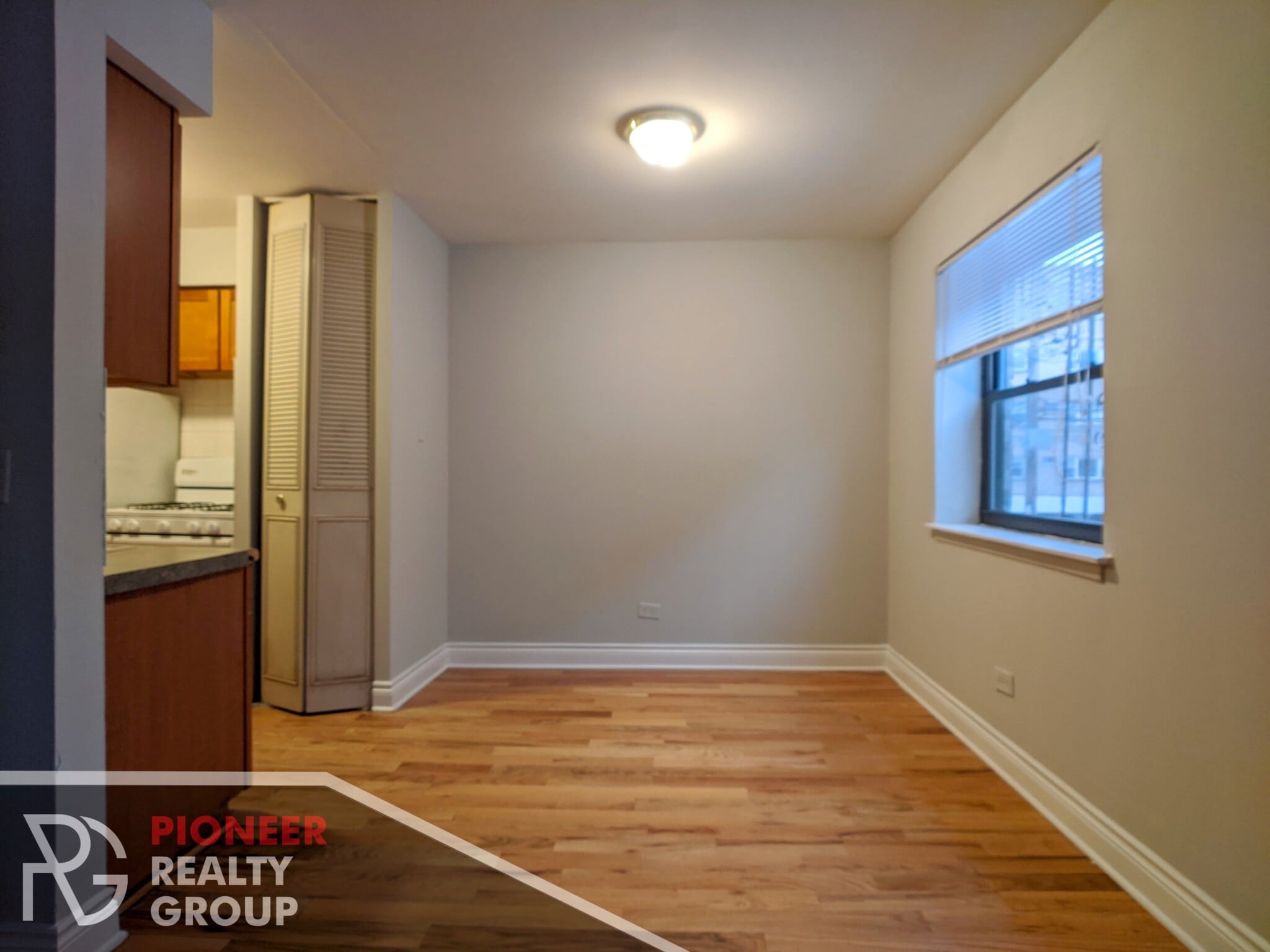 Building Photo - 502 W Briar Pl