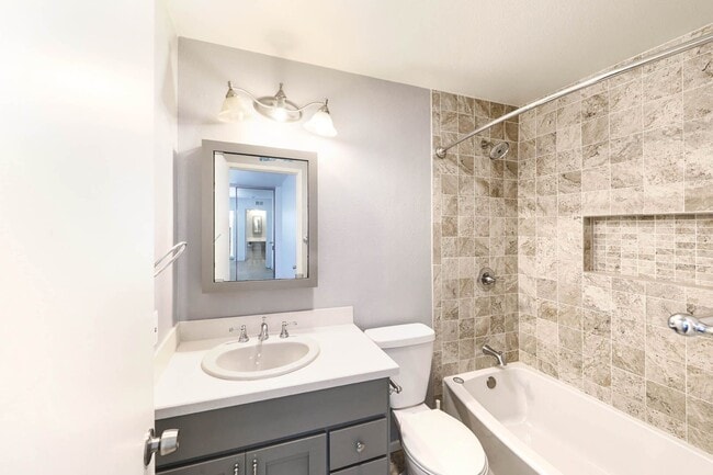 Building Photo - Beautiful 2 bedroom Irvine Townhome