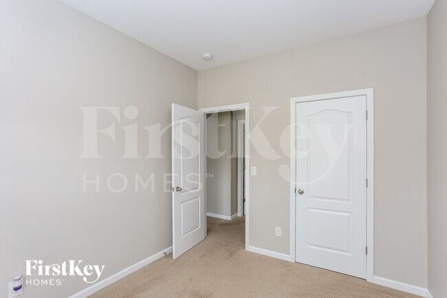 Building Photo - 1373 Waylon Ave