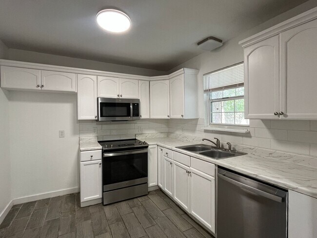 Building Photo - Four Bedroom Two Bath in Calallen School D...
