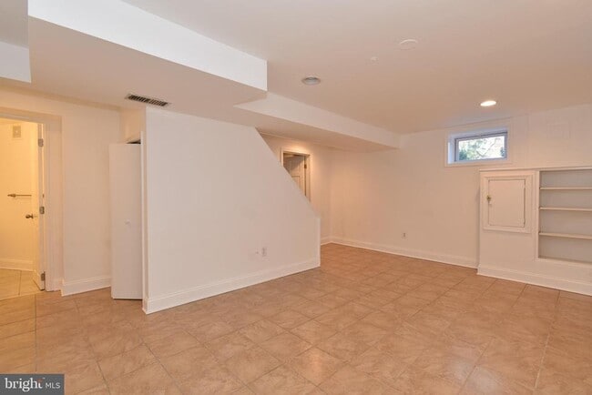 Building Photo - 2302 Dexter Ave