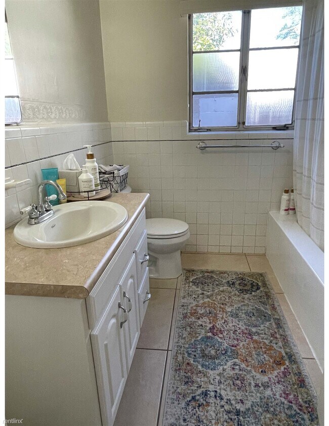 Building Photo - 1 br, 1 bath 4plex - 2919 East 10th Street