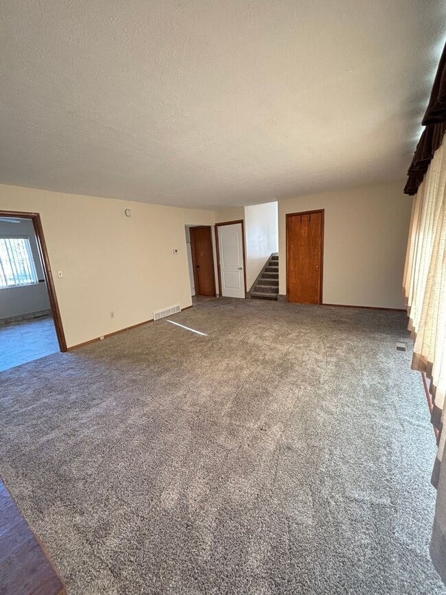 Building Photo - 4 Weeks Free Living! Cozy 3 Bed Home with ...