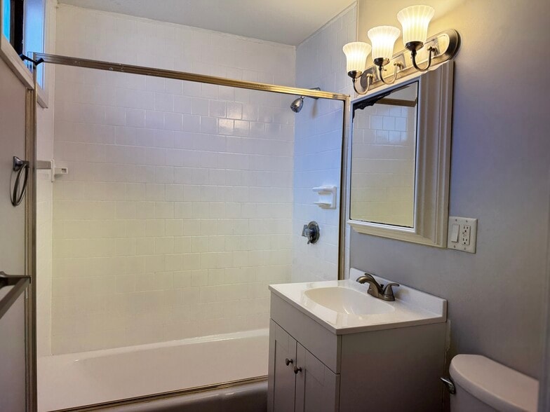 Building Photo - 74 Hamlet Ave