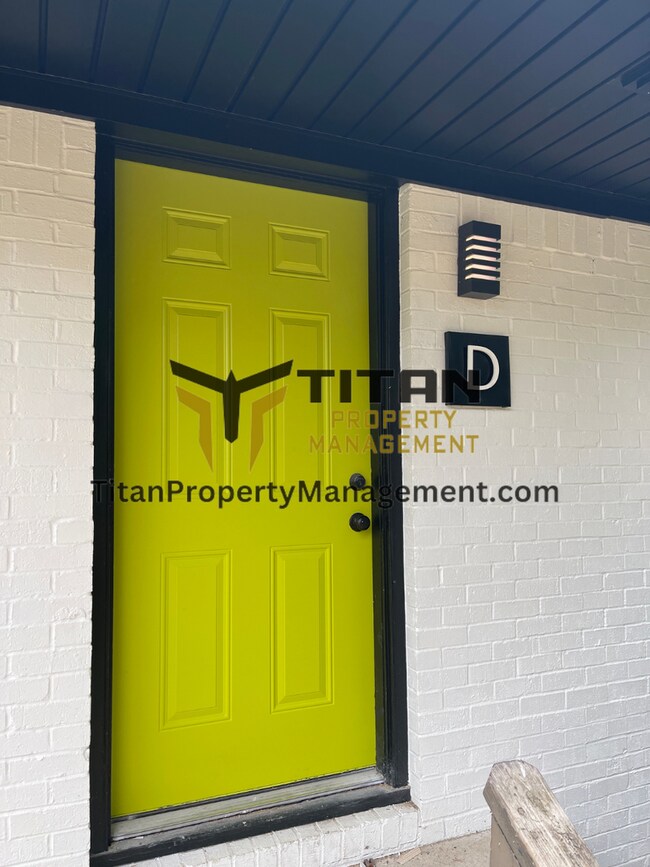 Building Photo - 2B/1B Townhome