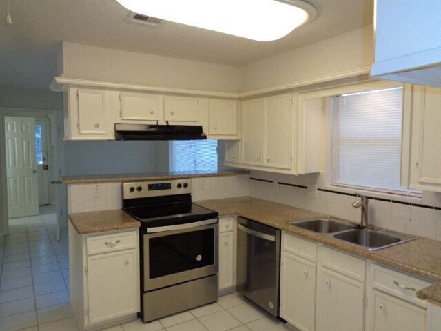 Building Photo - 11815 Gardenglen Dr