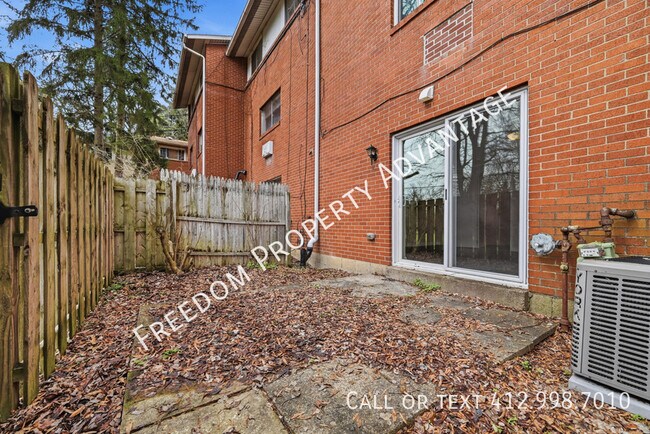 Building Photo - 2540 Park Hill Dr