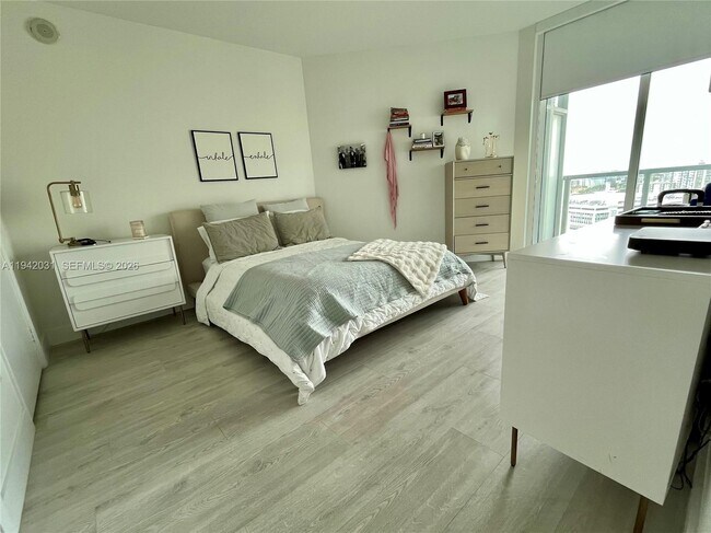 Building Photo - 1900 N Bayshore Dr