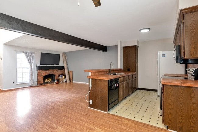 Building Photo - 2 bed 1 bath Townhome with a 2 car garage