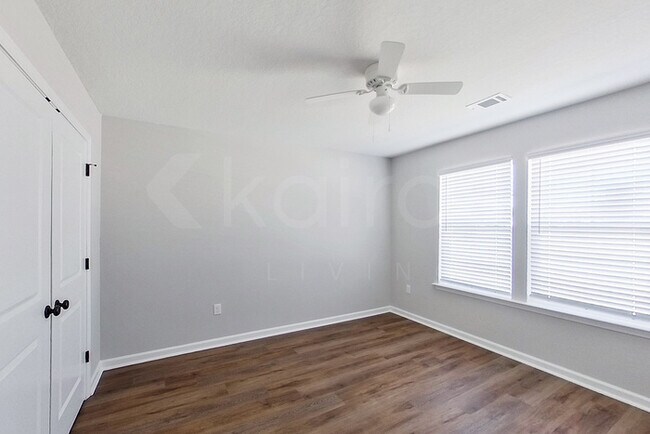 Building Photo - 10 Camper Cir