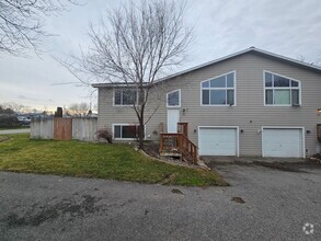 Building Photo - Newly Remodeled Duplex in the Valley