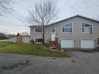 Building Photo - Newly Remodeled Duplex in the Valley