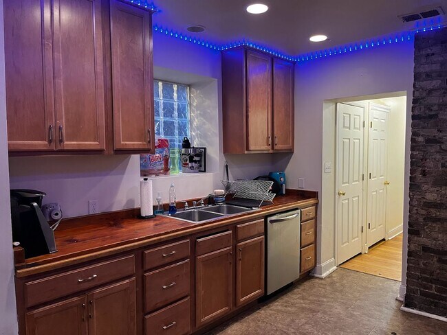 Building Photo - 2128 E Carson St