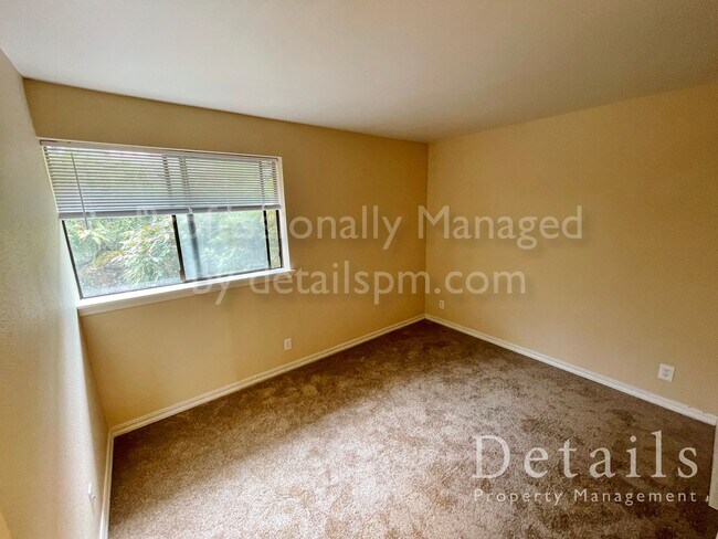 Building Photo - 2BR Bremerton Condo, Incl W/S/G
