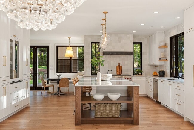 Building Photo - 7Bd/6.5Ba Bellevue Home