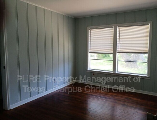 Building Photo - 1329 Oak Park Dr