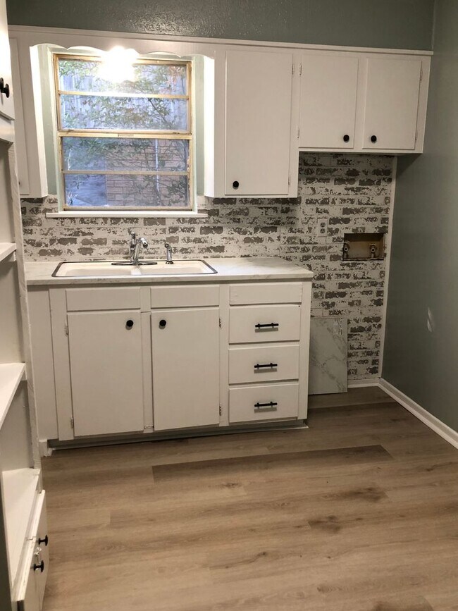 Building Photo - Very nice 3 bedroom/1 bath house with Central Air & Heat