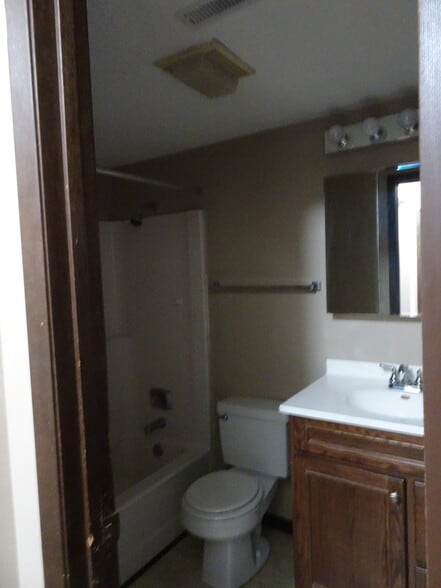 Bathroom - 404 Plaza Heights Rd