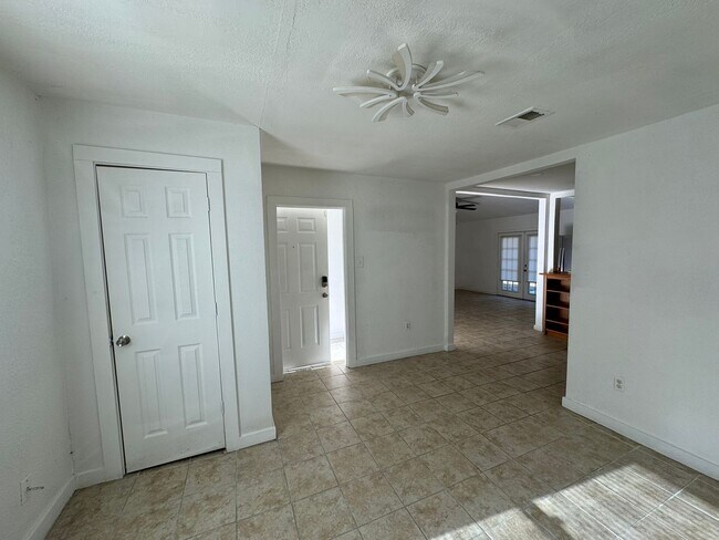 Building Photo - 3 bedroom 1.5 bathroom house!