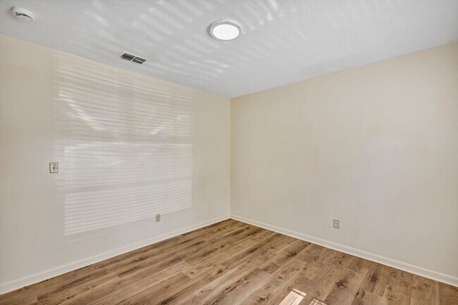 Building Photo - 3800 SE 17th Ct