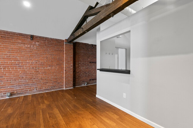 Building Photo - 196 Crown St