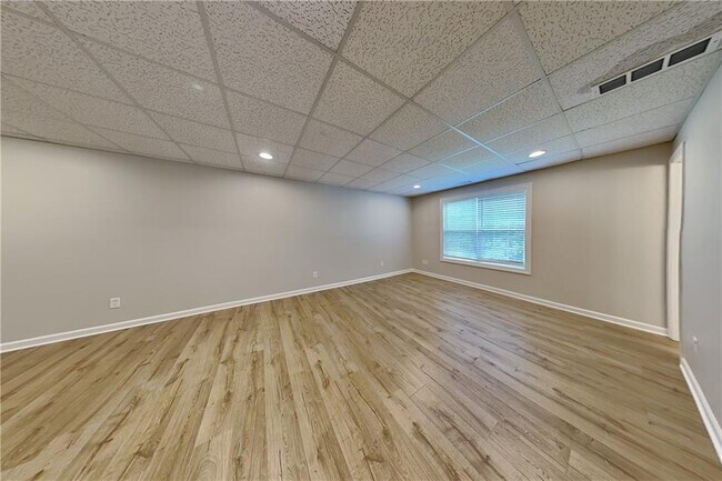 Building Photo - 42 Oak Springs Ln