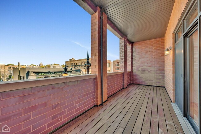 Building Photo - 1843 W North Ave