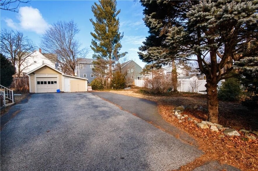 Building Photo - 40 E Barrows St