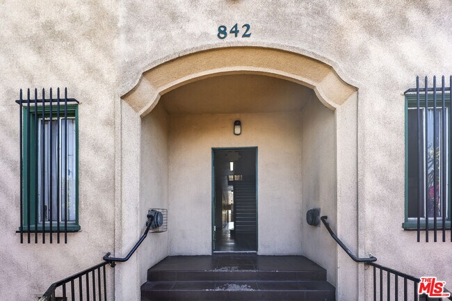 Building Photo - 842 W 83rd St