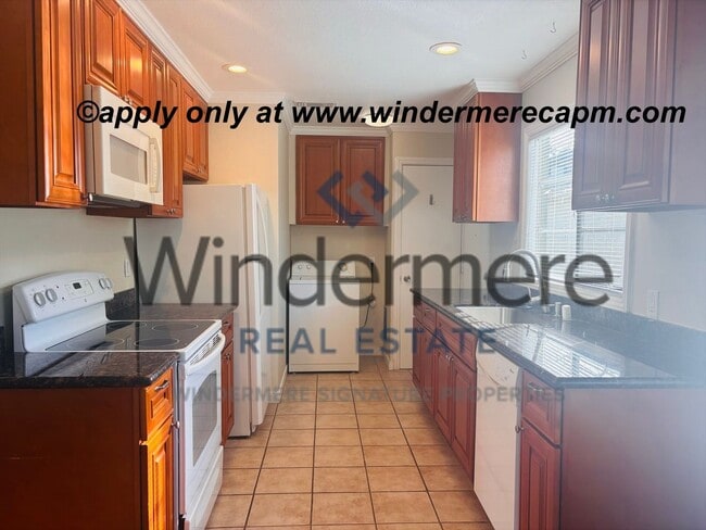 Building Photo - Unbeatable location! ! East Sac 2 bedroom 1 bath Duplex!!