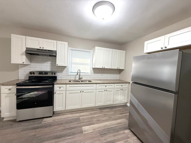 Building Photo - RENOVATED DUPLEX!