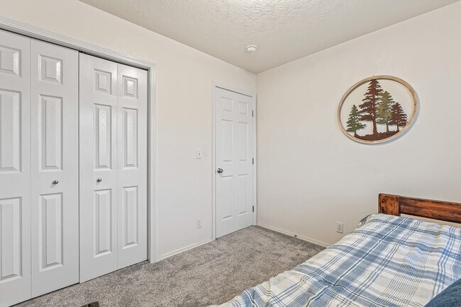 Building Photo - 727 W Clark Ave