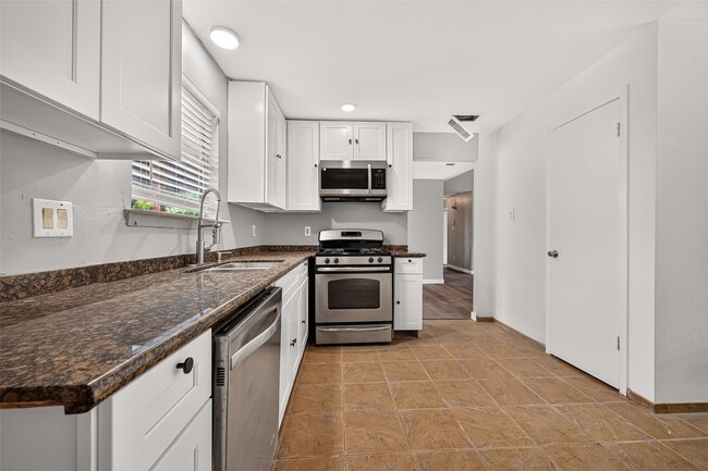 Building Photo - 10814 Parkland Woods Dr