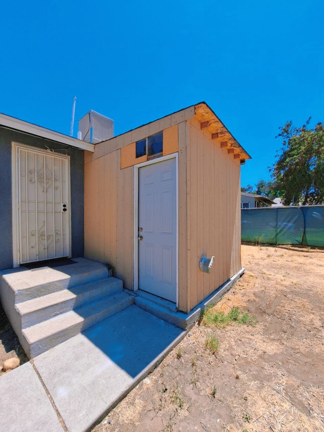 Building Photo - 2-bedroom Single Family Home with Solar!