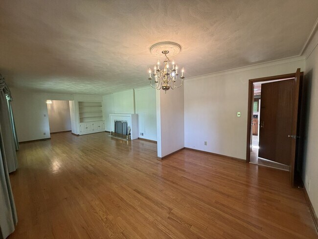 Building Photo - 926 Laurelwood Rd