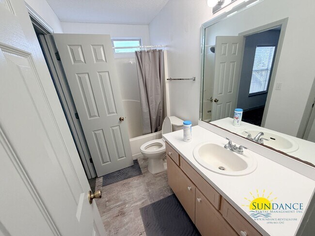 Building Photo - Charming 3 Bedroom Home in Shalimar near Eglin AFB & Hurlburt Field!