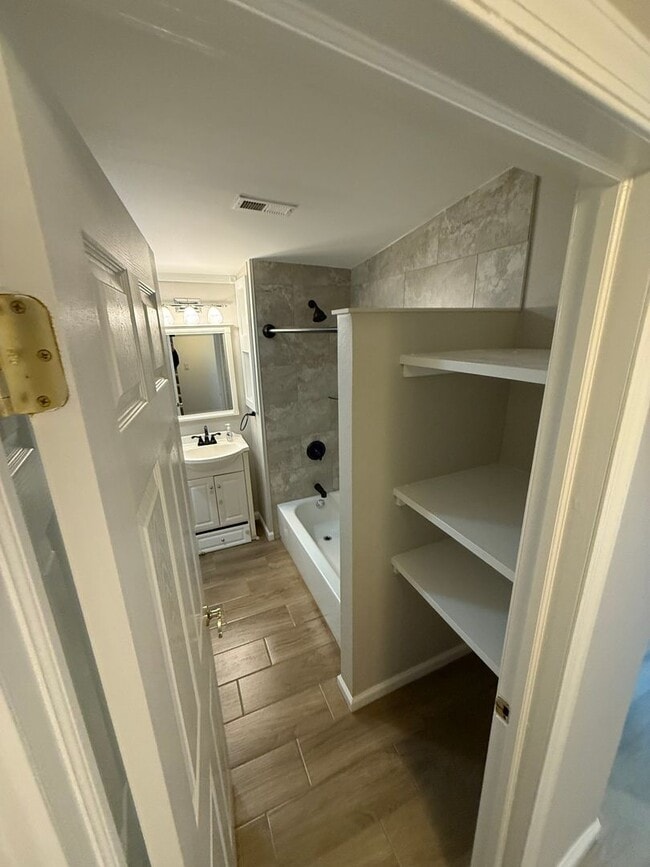 Building Photo - 2/3 Bedroom, 1 Bath Two Story Mill Street Apartment