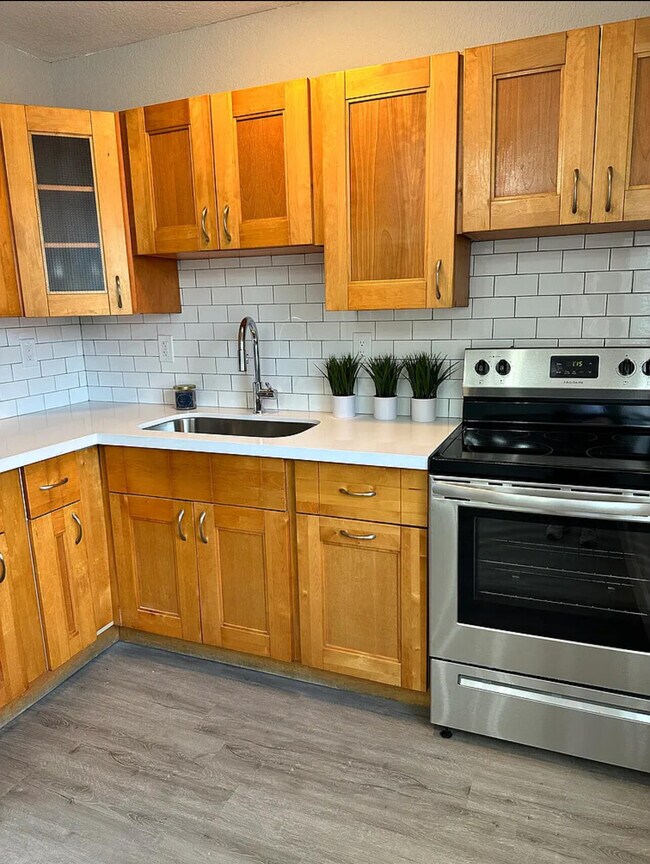 Building Photo - 110 SE 7th St