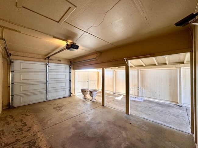 Building Photo - 55+ 2 bedroom 2 bathroom Sun City home for LEASE!