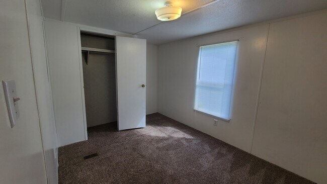 Building Photo - 17 Saturn Ln