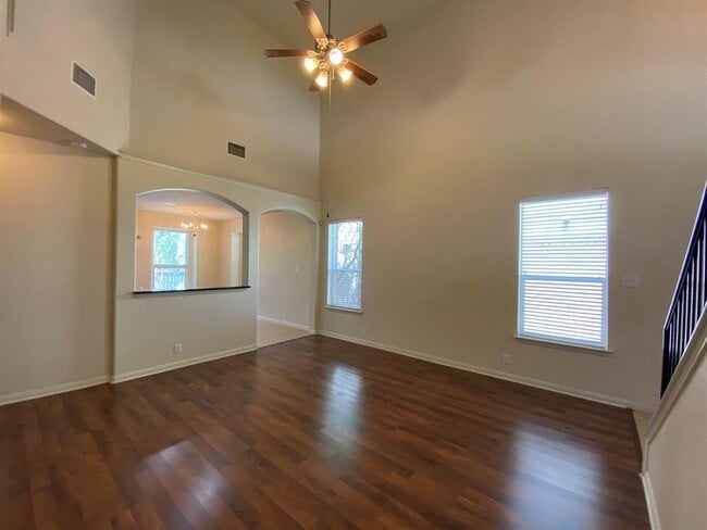 Building Photo - 2221 Nestlewood Dr
