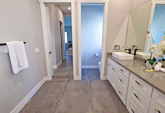 Building Photo - Bold Contemporary Sarasota Luxury Home. 4 Beds/ 4 Baths. Private Pool and Summer Grill.