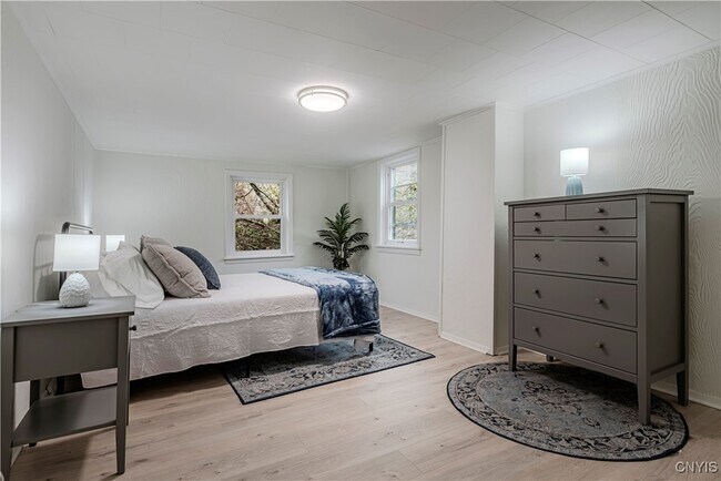 Building Photo - 16 College St