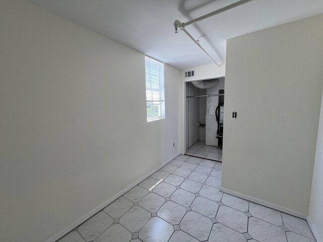 Building Photo - 4211 Parker Ave