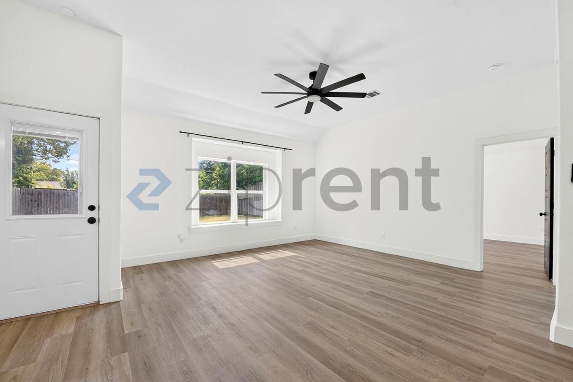 Building Photo - Unit