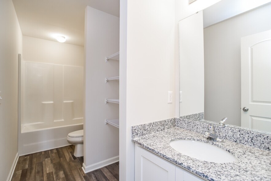 Building Photo - 4033 Lake Russell Dr