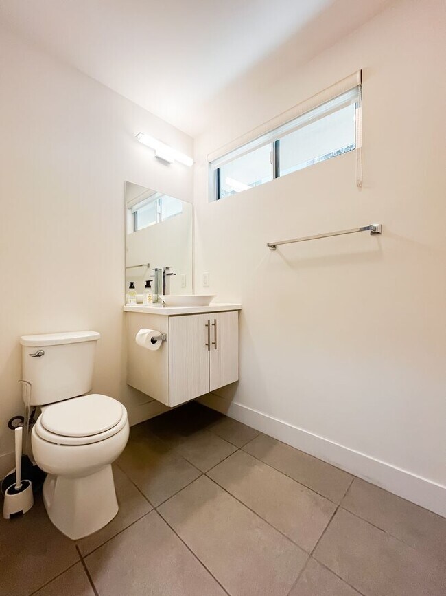 Building Photo - Spacious Light-Flooded 3-Story Silver Lake...