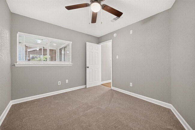 Building Photo - 14306 River Glen Dr