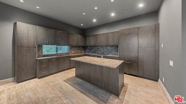 Building Photo - 1600 Viewmont Dr